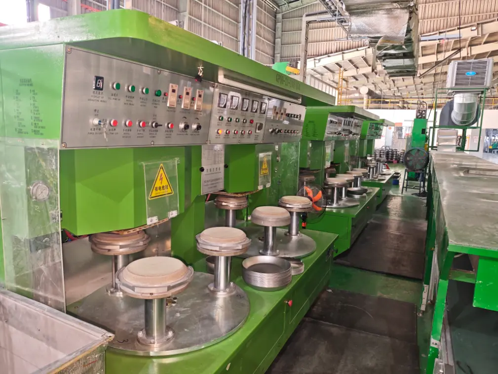 Stroj za lemljenje baze kuhinjskog pribora instaliran je u inozemstvu.